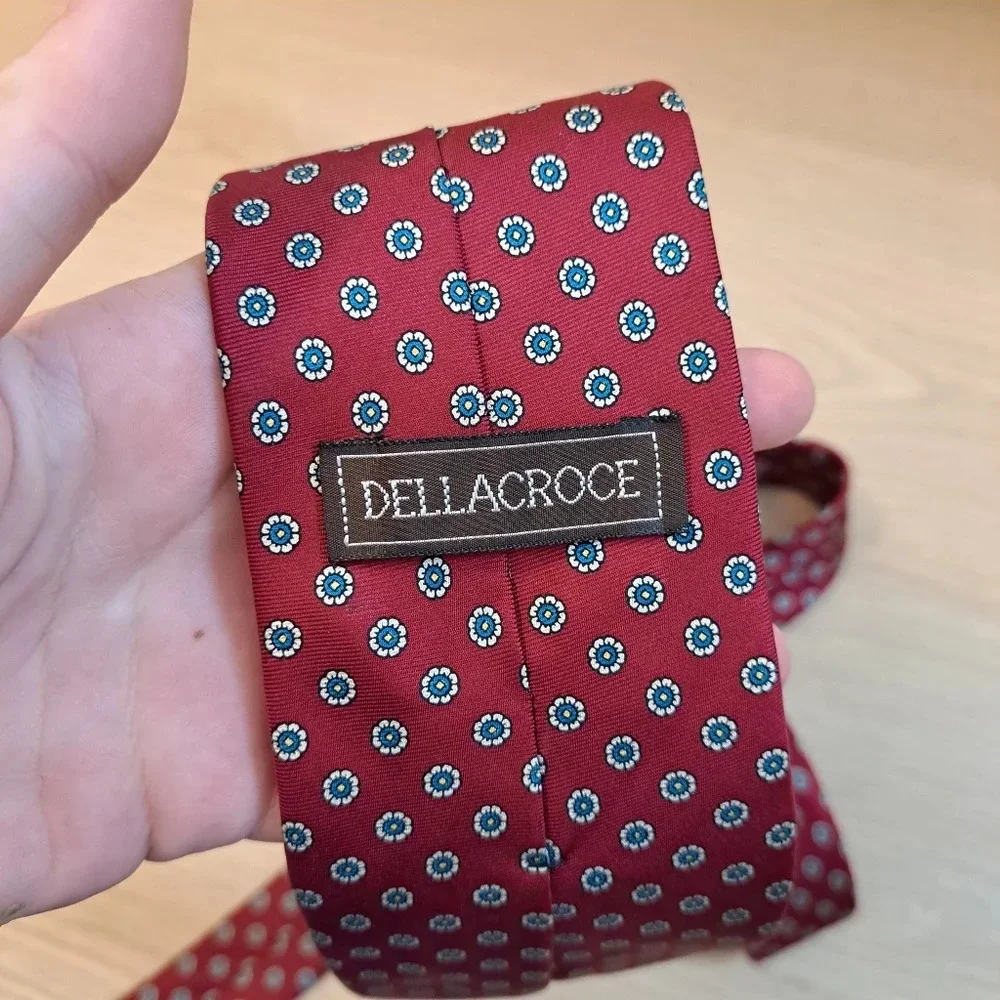 DELLACROCE Red White Mini Flower 100% Silk Quality Made In‎ USA Medium Width Tie